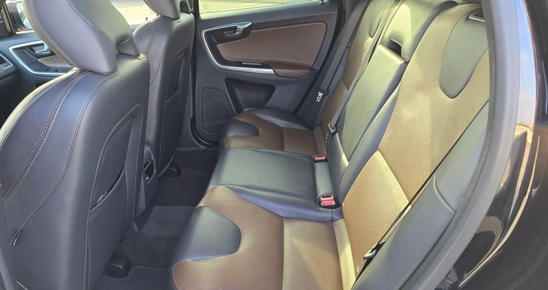 Volvo XC 60 cena 92400 przebieg: 142000, rok produkcji 2016 z Lidzbark małe 631